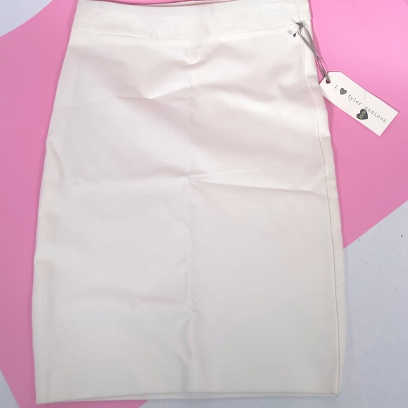 White Pencil Skirt Size Extra Small - Picture 3 of 4